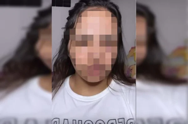 mulher de blusa branca