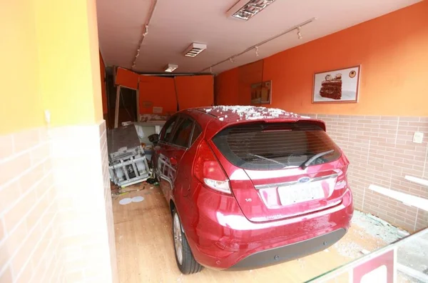 Carro invade loja na Asa Sul. Por sorte, ninguém se feriu