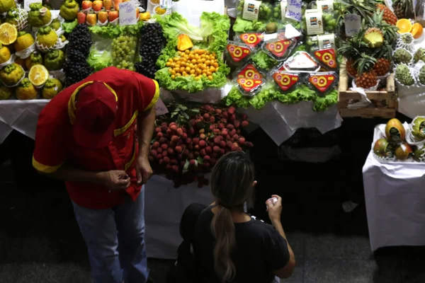 Movimentação no Mercadão Municipal, região central de São Paulo, nesta tarde de sexta-feira, 14