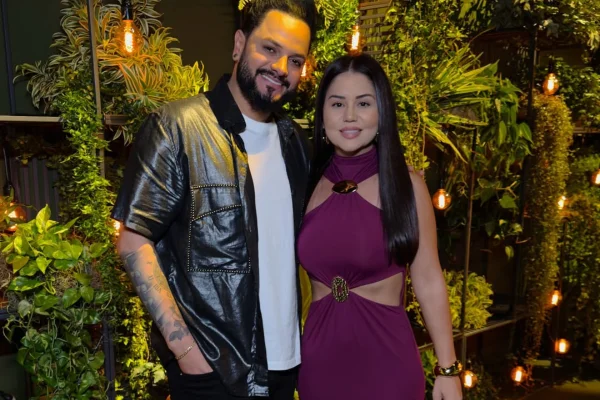 Imagem colorida do cantor sertanejo Diego, dupla de Victor Hugo, sorrindo ao lado da esposa, Lays Alves - Metrópoles
