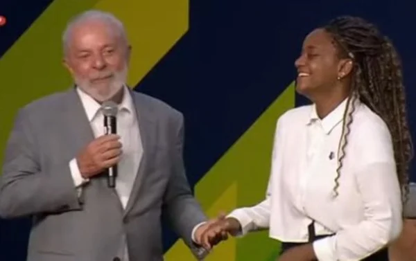 O presidente Lula e uma jovem aprendiz da Volkswagen em São Bernardo do Campo (SP) - Metrópoles