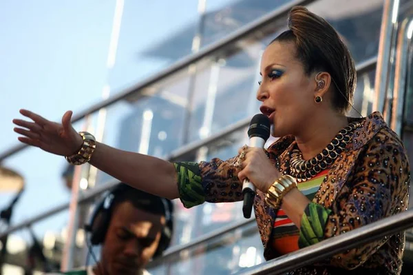 Claudia Leitte engana fãs ao anunciar retirada de sobrenome