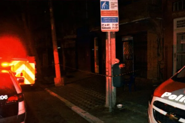 Imagem colorida de local de homicídio preservado para perícia. - Metrópoles