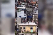 Cury visita a Rocinha e faz trend do drone
