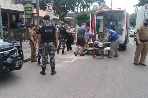 Mulher é esfaqueada por ex-marido dentro de panificadora