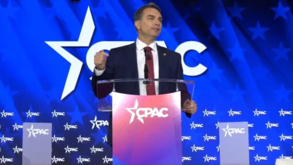 A contradição entre o moderado Flávio e o radicalismo no palco dos EUA