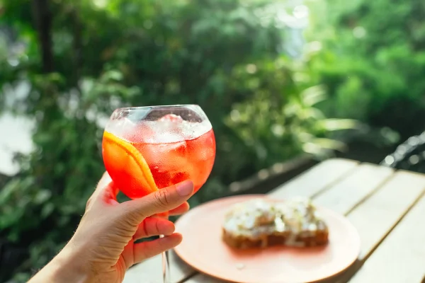 Spritz de frutas vermelhas: drink para brindar o Ano-Novo com leveza