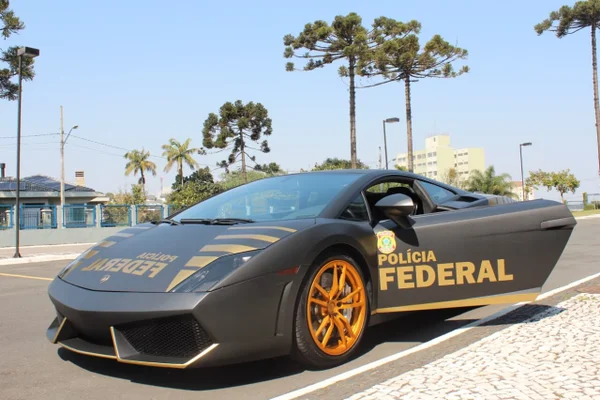 Lamborghini caracterizada como viatura da Polícia Federal de Curitiba