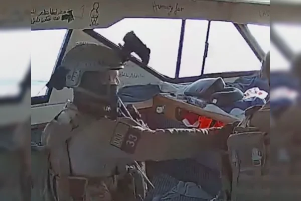 Imagem colorida de soldado israelense entrando em barco