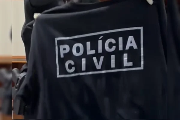Foto colorida de uniforme da Polícia Civil