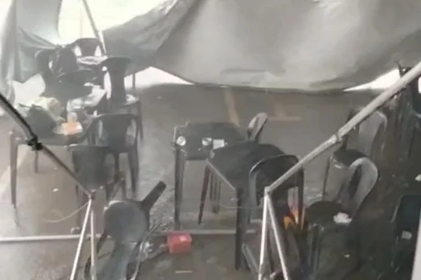 Temporal acaba com festa, alaga ruas e loja de automóveis no DF
