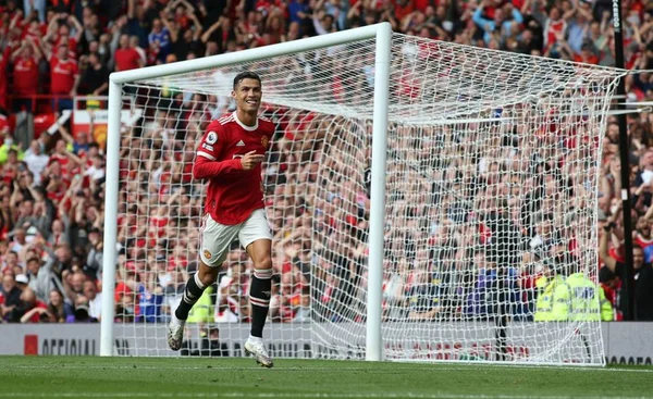 CR7 marca duas vezes no retorno e garante vitória do United