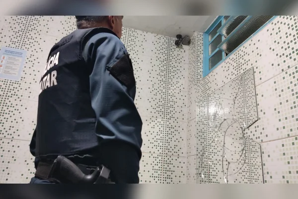 Câmera de monitoramento é encontrada em banheiro feminino de escola