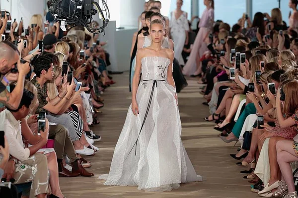 Vestidos luxuosos desbancam produções comerciais em Nova York