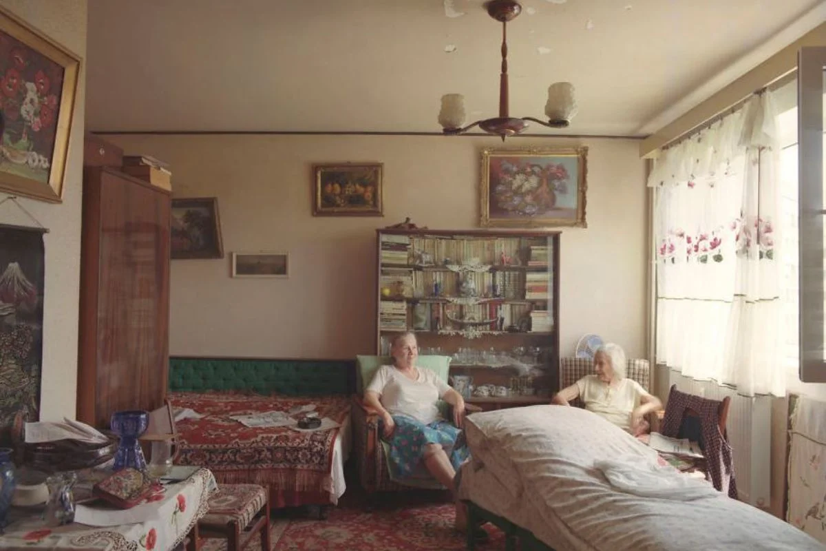 2º andar, apartamento número 12 – Mãe e filha, duas senhoras ilustres (recusaram-se a divulgar seus nomes). A filha, ex-atleta, viajou muito. Foi morar com a mãe depois que o marido faleceu 2º andar, apartamento número 12 – Mãe e filha, duas senhoras ilustres (recusaram-se a divulgar seus nomes). A filha, ex-atleta, viajou muito. Foi morar com a mãe depois que o marido faleceu