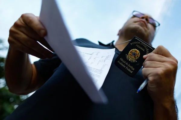 Com EPIs escassos, oficiais de justiça mantêm atividades