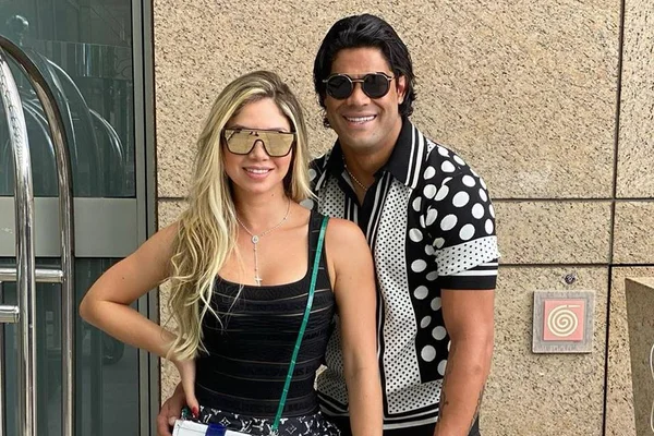 Hulk Paraíba e Camila Ângelo em pé de mãos dadas