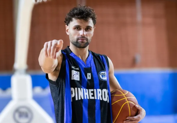 Foto colorida de Raulzinho, novo reforço do Pinheiros para o NBB