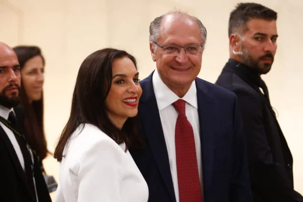 Internet se choca com idade de Lu Alckmin após posse: “Pele impecável”