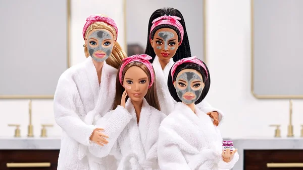 na foto, campanha Barbie e GlowGlam