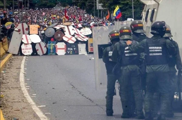 Em mais um dia de protestos, Venezuela registra 2 mortes