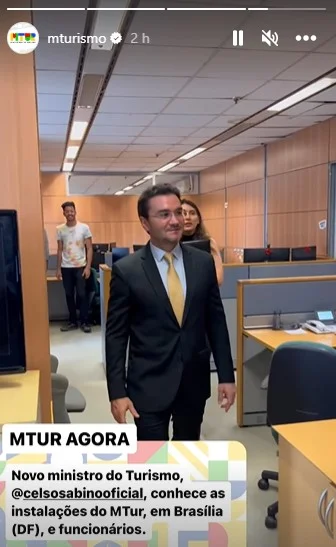 Imagem colorida mostra Celso Sabino visitando as instalações do Ministério do Turismo
