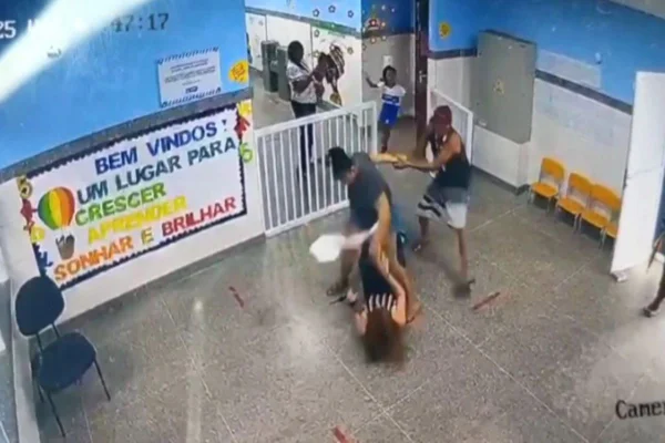Reprodução de imagem colorida de agressão em escola - Metrópoles
