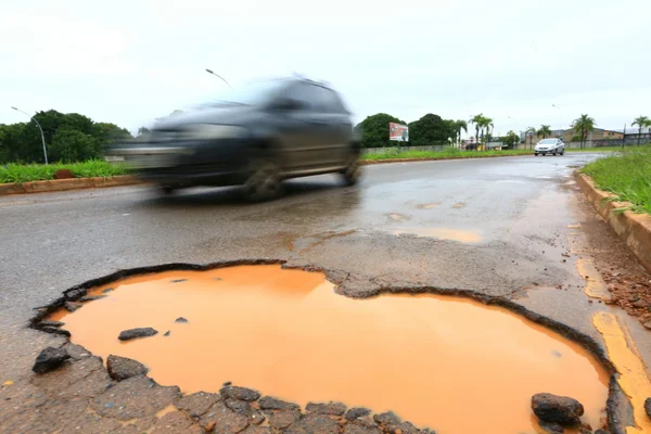 GDF é condenado a pagar prejuízo para motorista que teve o carro danificado por buraco