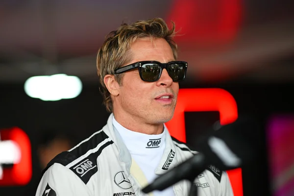Foto colorida do ator americano Brad Pitt - Metrópoles