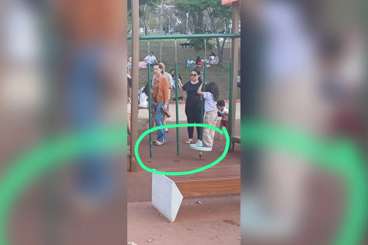 Área de brinquedos da Praça do Papa, lotada após inauguração. Criança brinca ao lado de aparelho quebrado. Área de brinquedos da Praça do Papa, lotada após inauguração. Criança brinca ao lado de aparelho quebrado.
