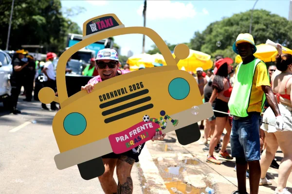 Imagem colorida mostra Foliões no bloco Vou de Taxi, no ibirapuera, nesta segunda-feira, 16 de fevereiro; Carnaval São Paulo - Metrópoles