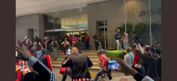 Torcida invade hotel e tenta agredir jogadores de time mexicano. Veja