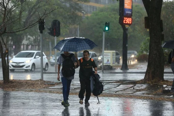 Chuvas continuam pelo menos até quarta-feira (28/9) no DF, diz Inmet