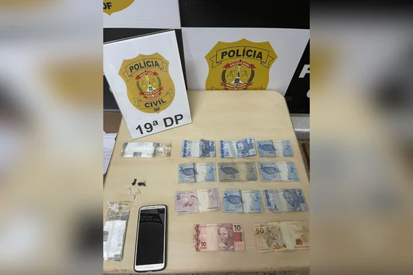 dinheiro em cima de mesa