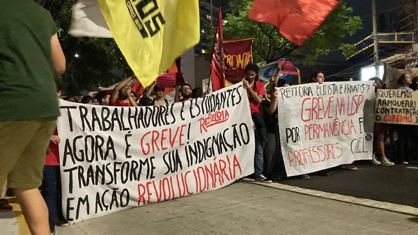Imagem colorida mostra caminhada de estudantes da USP em direção ao Largo da Batata - Metrópoles