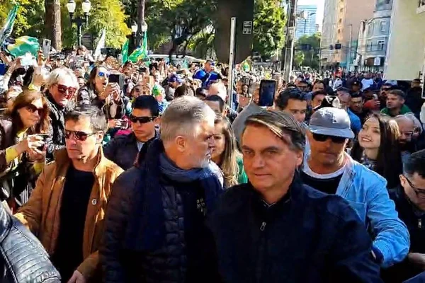 Presidente Jair Bolsonaro durante "Marcha para Jesus" em Curitiba, Paraná