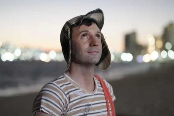 Ator que vive Chespirito em nova série fala sobre conexão com o Brasil