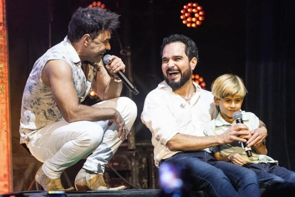 Filho de Monique Arruda rouba cena em show de Zezé Di Camargo Luciano