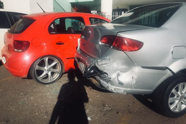 Motorista invade a contramão, bate em 4 carros e foge. Veja vídeo