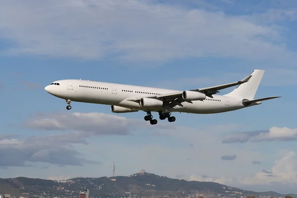 <b>Ariana Afghan Airlines</b>: a empresa atua como transportadora nacional do Afeganistão. Possui apenas cinco aeronaves em sua frota atual e um recorde desproporcionalmente assustador de 19 acidentes durante sua história, incluindo sete fatais <b>Ariana Afghan Airlines</b>: a empresa atua como transportadora nacional do Afeganistão. Possui apenas cinco aeronaves em sua frota atual e um recorde desproporcionalmente assustador de 19 acidentes durante sua história, incluindo sete fatais