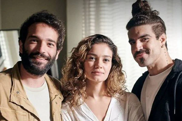Imagem colorida de três personagens da novela Todas as Flores - Metrópoles