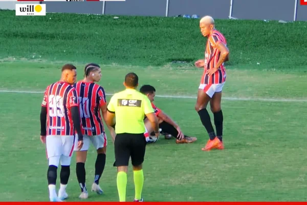 Jogadores do Ferroviário reclamam em falta com o árbitro em jogo da Série D contra o Asa de Arapiraca