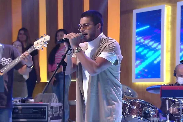 Arthur Aguiar canta Fora da Casinha no Encontro - Metrópoles