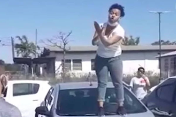 Vídeo: mulher sobe em carro de app para protestar após corridas recusadas