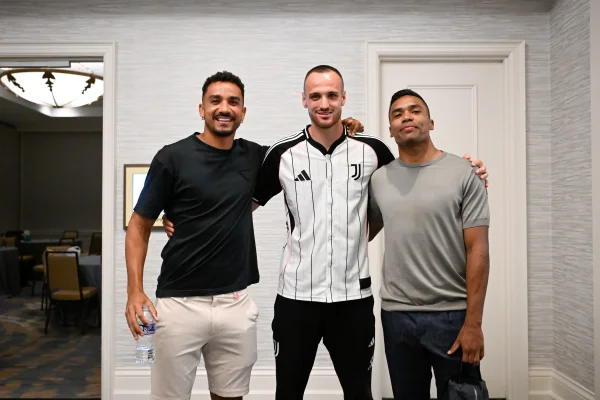 Danilo e Alex Sandro visitaram jogadores da Juventus