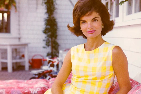 Kennedy ou Onassis? Descubra qual Jackie combina com você