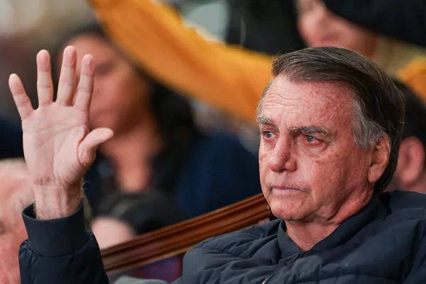 Bolsonaro chora após declaração de Michelle em igreja. Veja vídeo