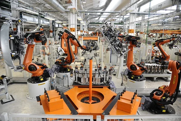 Foto de robôs industriais em linha de produção