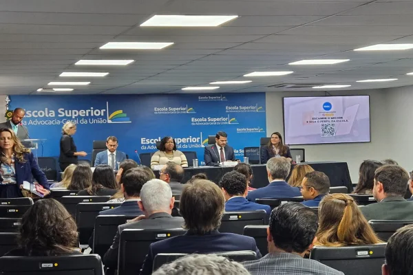 Imagem colorida de audiência pública da AGU com plataformas digitais