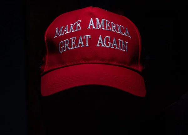 Na imagem com cor, foto de boné MAGA - metropoles